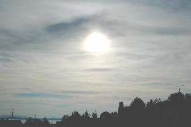 09.06.2004: 18 Uhr 58-34 Geschlossene Wolkendecke nach intensiven Flugaktivitten seit Tagesbeginn. Vergrerung zeigt weiterhin wolkenbildende Flugzeugabgas- oder Sprhspuren in den Wolken.